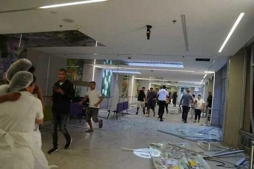 Bệnh viện Israel trúng tên lửa trong đợt tấn công lớn nhất của Iran