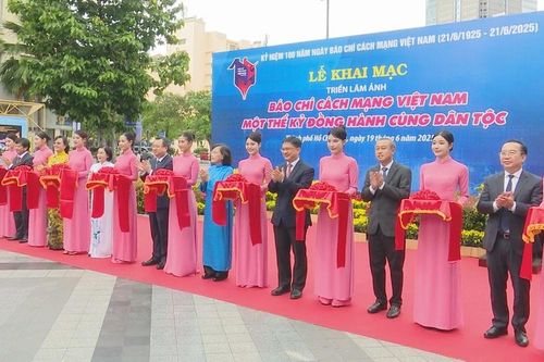 Khai mạc Triển lãm ảnh 100 năm Báo chí cách mạng đồng hành cùng dân tộc