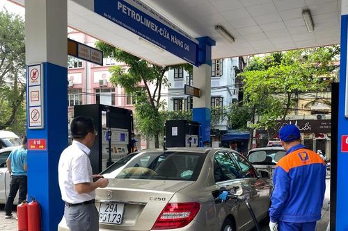 Giá xăng dầu đồng loạt tăng, RON95-III lên sát 21.300 đồng mỗi lít