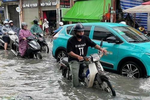 Thành phố Hồ Chí Minh mưa kéo dài, nhiều tuyến đường ngập sâu
