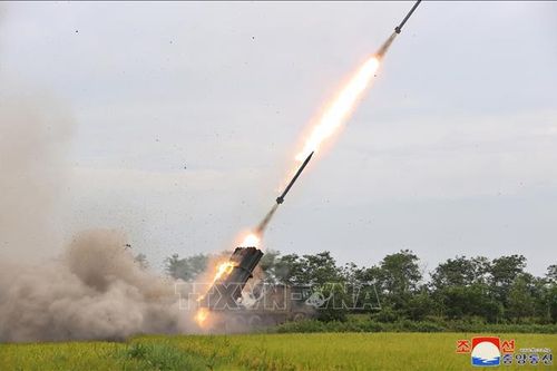 Hàn Quốc: Triều Tiên bắn 10 quả đạn pháo từ hệ thống phóng rocket đa nòng