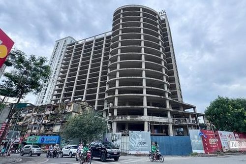 Hà Nội: Khối bê tông 'trơ xương' cả thập kỷ tại quận Ba Đình