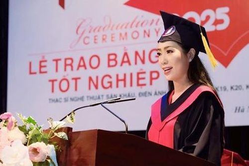 Cuộc sống ở tuổi 54 của Á hậu Việt Nam vừa nhận bằng Thạc sỹ