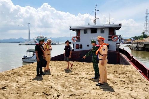 Tạm giữ tàu chở cát không có hóa đơn, chứng từ