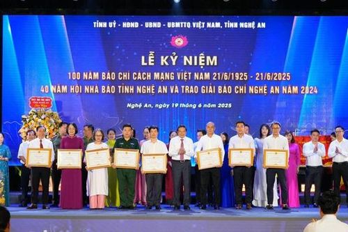 Văn phòng miền Trung - Tạp chí Đời sống & Pháp luật nhận bằng khen của UBND tỉnh Nghệ An