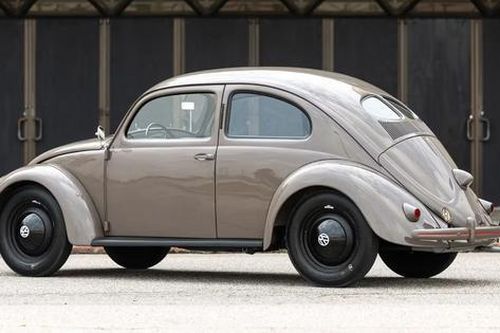 Xế cổ Volkswagen Beetle hơn 70 tuổi gây sốc khi bán giá 96.000 USD