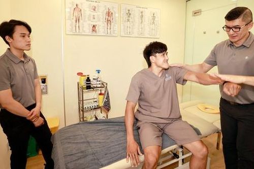 Võ sĩ Nguyễn Trần Duy Nhất trải nghiệm tại phòng khám vật lý trị liệu Evolve