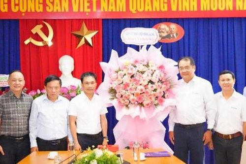 Công ty Thủy điện Sông Bung đến thăm, chúc mừng các cơ quan báo chí