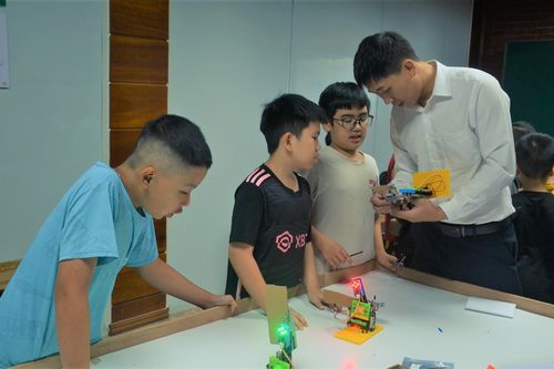 Cho trẻ tiếp cận sớm với robotics