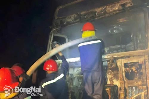 Dập tắt đám cháy xe đầu kéo trên đường cao tốc Phan Thiết - Dầu Giây