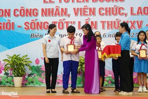 Công đoàn Khu công nghiệp Biên Hòa tuyên dương 135 học sinh Học giỏi, sống tốt