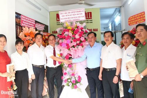 Chủ tịch UBND tỉnh Võ Tấn Đức thăm, chúc mừng các cơ quan báo chí thường trú tại Đồng Nai nhân dịp 21-6
