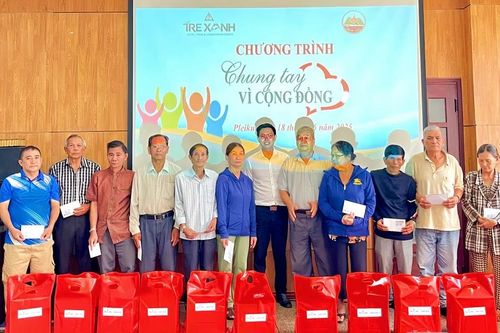 Tặng 20 suất quà cho các gia đình khó khăn ở phường Tây Sơn