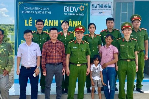 Bàn giao nhà tình nghĩa cho hộ nghèo ở xã Kông Yang