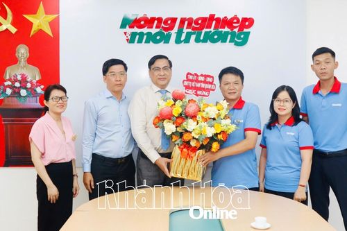 Trưởng ban Tuyên giáo và Dân vận Tỉnh ủy Lê Hữu Thọ thăm, chúc mừng các cơ quan báo chí
