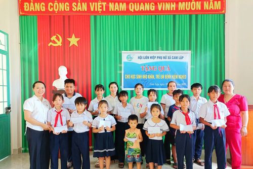 Hội Liên hiệp Phụ nữ xã Cam Lập tặng 18 suất quà cho trẻ em