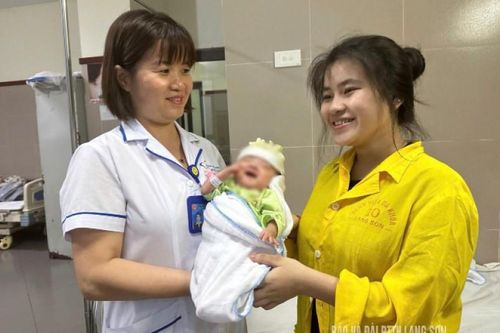 Chăm sóc, điều trị thành công bé trai bị sinh non nặng 700 gram