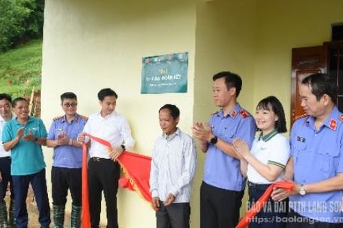 Bàn giao nhà đại đoàn kết cho hộ nghèo tại xã Hội Hoan, huyện Văn Lãng