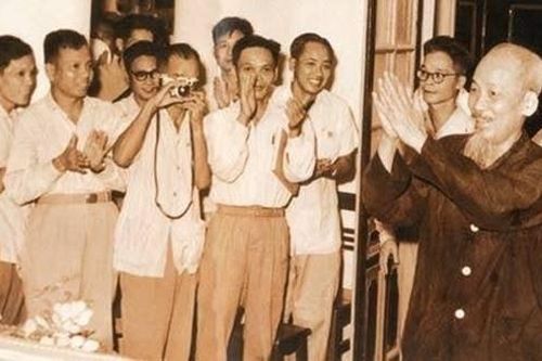 Tôn vinh những người cầm bút