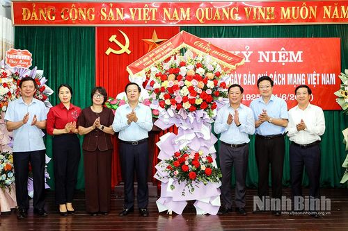 Đồng chí Chủ tịch UBND tỉnh chúc mừng Báo và Đài Phát thanh-Truyền hình Ninh Bình nhân kỷ niệm 100 năm Ngày Báo chí Cách mạng Việt Nam