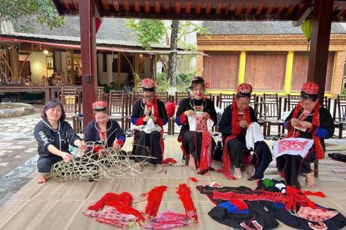Thổ cẩm kể chuyện bản làng