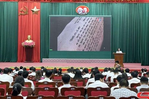 Học Bác về tinh thần nêu gương