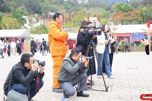 Những ngòi bút sáng trong