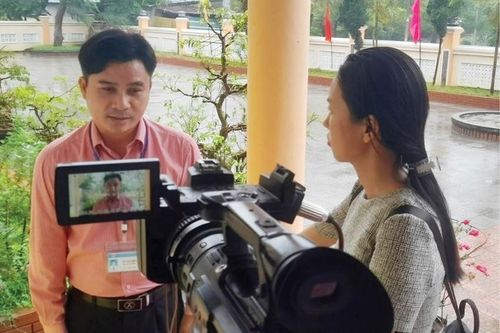 Phóng viên đài huyện