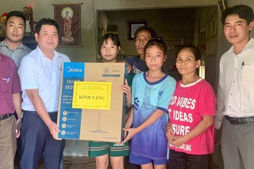 Bí thư Thị ủy Hương Trà thăm, tặng quà các hộ thuộc diện xóa nhà tạm
