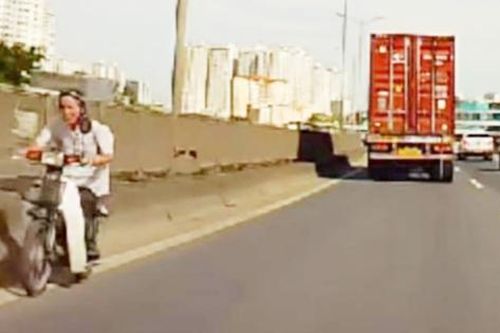 Người đàn ông gây bức xúc vì đi xe máy ngược chiều đường Vành đai 3 trên cao