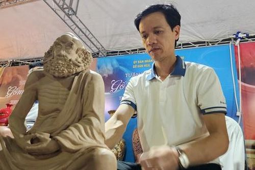 Người dân hào hứng xem nghệ nhân thổi hồn vào đất ở tuần lễ văn hóa tại Bắc Ninh