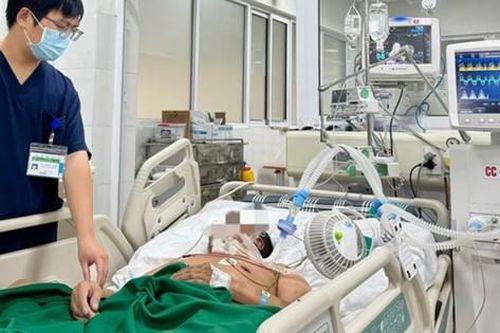 Cứng hàm, nói yếu vì uốn ván lại ngỡ đột quỵ não