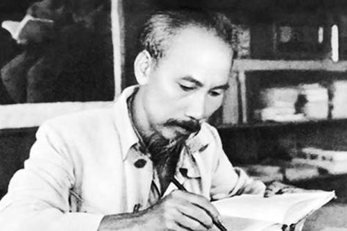 Học Bác để 'nói cho dân hiểu, viết cho dân tin'