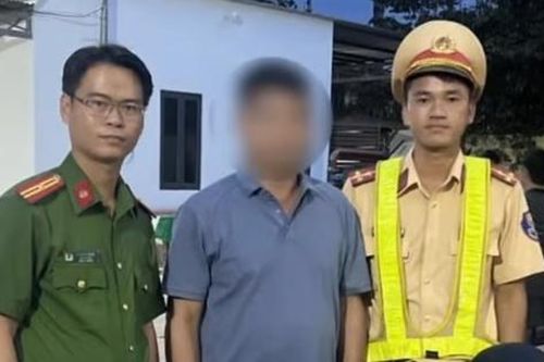 Mời người đàn ông chặn xe ô tô chửi bới, đập phá đầu xe lên công an làm việc