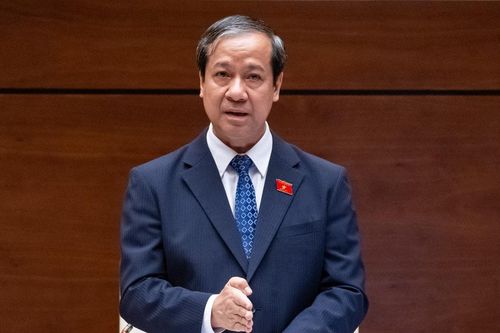 Phải hoàn thành thật tốt chương trình chính khóa