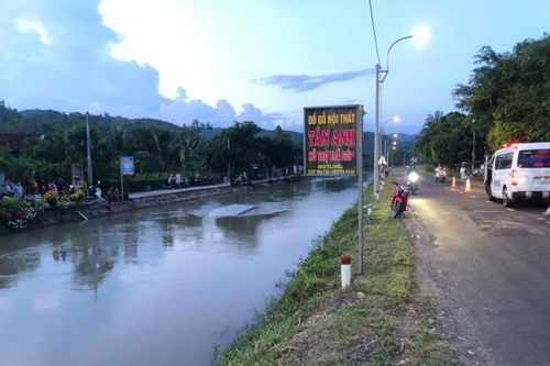 Va chạm với xe máy, xe khách chở 14 người lao xuống kênh