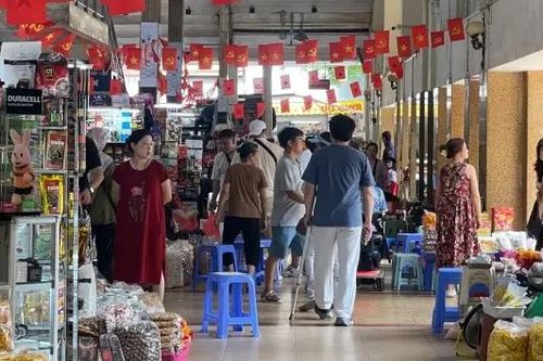 Tiểu thương chuyển đổi ngành hàng để bám chợ
