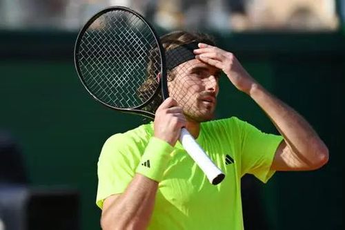 Stefanos Tsitsipas bị loại ngay vòng 2 Halle mở rộng