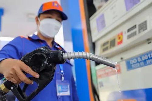 Xăng RON95-III chạm mốc 21.244 đồng