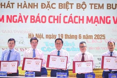 Chiêm ngưỡng Bộ tem đặc biệt kỷ niệm 100 năm Ngày Báo chí Cách mạng Việt Nam