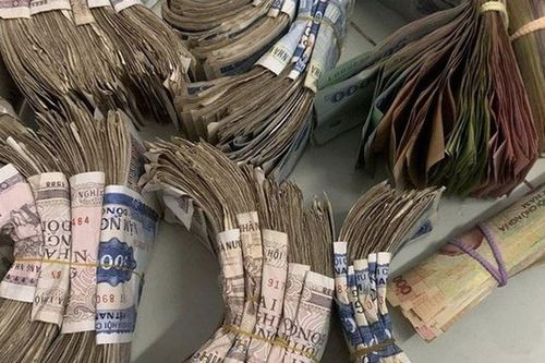 Bỏ tiền lẻ vào heo đất, mẹ đảm ở TP HCM rinh về 2 chỉ vàng
