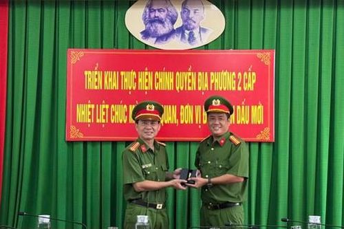 Công an TPHCM bàn giao con dấu mới để chuẩn bị triển khai chính quyền 2 cấp từ 01/7/2025
