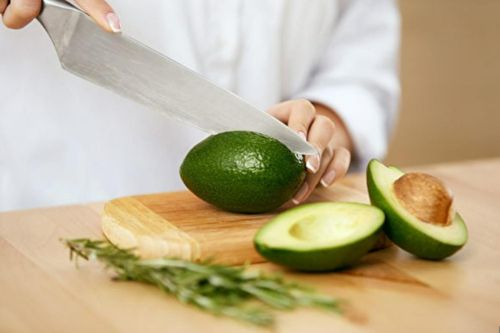 Ai không nên ăn quả bơ?