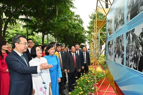 Khai mạc triển lãm ảnh 100 năm Báo chí cách mạng Việt Nam