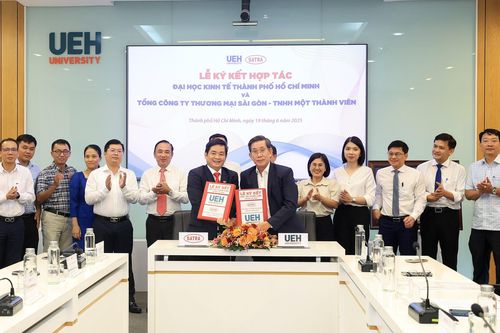 SATRA - UEH ký hợp tác chiến lược: Đồng hành vì tiện ích và tri thức cộng đồng