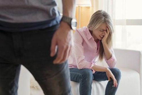 Vợ quen miệng khen người yêu cũ tốt tính, chồng tức giận đòi ly hôn