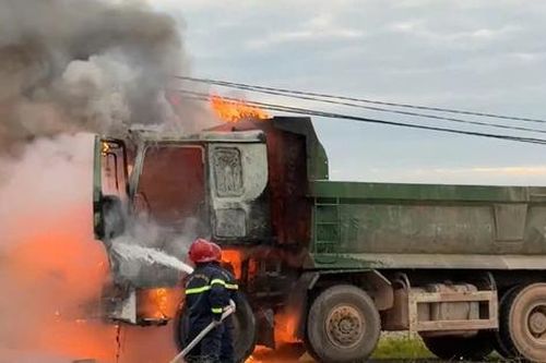 Video xe ben bất ngờ bốc cháy khi đang lưu thông tại Thanh Hóa