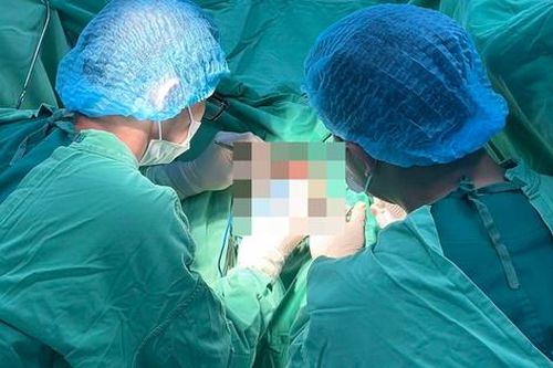 Nam bệnh nhân bị tụ máu vùng kín do ngã vào ống sắt