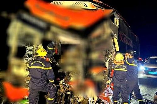 Cắt xe giải cứu hành khách mắc kẹt sau tai nạn nghiêm trọng trên cao tốc Đà Nẵng – Quảng Ngãi
