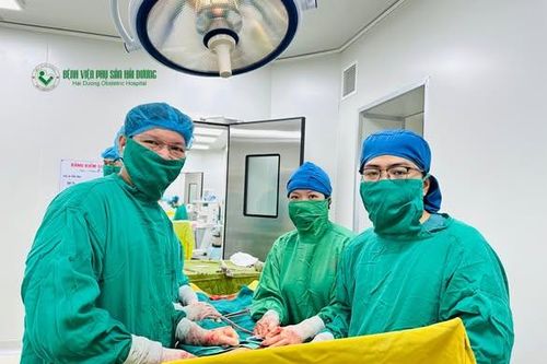 Bác sĩ Hải Dương bóc tách khối u xơ tử cung 'khủng'